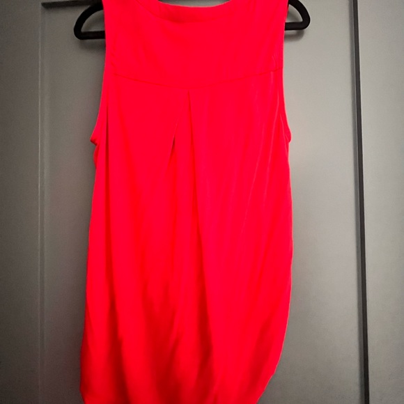 Red sleeveless top, ties in the front, hangs low on the back - Picture 4 of 7